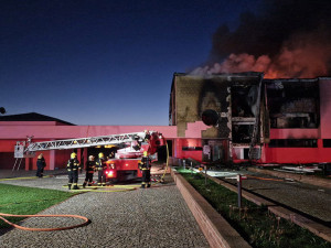 Zosnovali požár vily v Moravičanech kvůli pojistce. Soud nyní čtveřici poslal do vězení