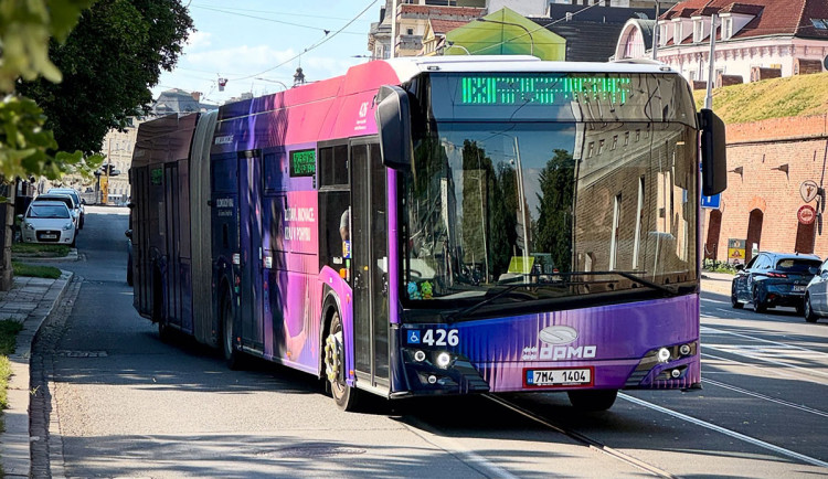 Nedá se tu dýchat. Lidé lamentují nad vedrem v MHD, vozů s klimatizací je v Olomouci zlomek