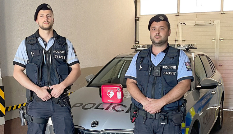 Do tří minut u kolapsu. Policisté s defibrilátorem zachránili 77letého cyklistu