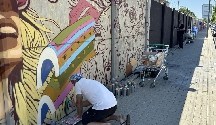 FOTO: Z šedé zdi je obří galerie. V Praze vzniká jeden z největší muralů v Evropě