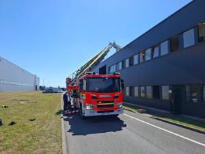 Evakuace desítek lidí a Sněhurka v akci. Hasiči bojovali s požárem v Prostějově
