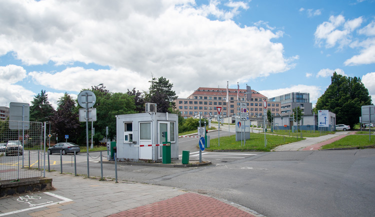 Uzavřené vjezdy, odpojené parkovací automaty. FN Olomouc čeká výměna vrátnic