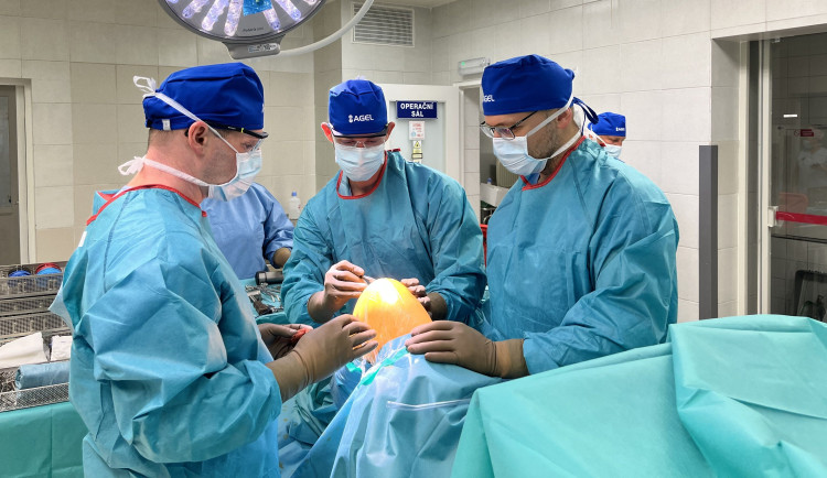 Čeká vás výměna kolenního kloubu? Ortopedi ze Šternberka využívají vylepšený typ implantátu