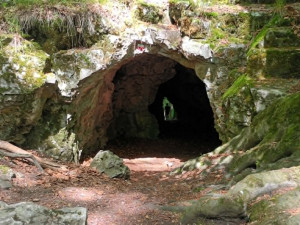 TIP NA VÝLET: Jeskyně Průchodnice u Ludmírova poskytne ochlazení a je opředená řadou legend
