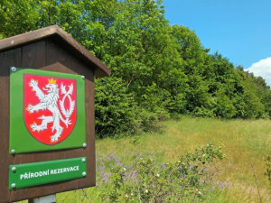 TIP NA VÝLET: Jeskyně Průchodnice u Ludmírova poskytne ochlazení a je opředená řadou legend