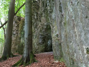 TIP NA VÝLET: Jeskyně Průchodnice u Ludmírova poskytne ochlazení a je opředená řadou legend