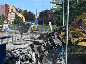 FOTO, VIDEO: Frekventovaný most v Hranicích šel po řadě odkladů konečně k zemi
