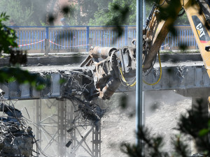FOTO, VIDEO: Frekventovaný most v Hranicích šel po řadě odkladů konečně k zemi