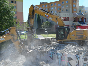FOTO, VIDEO: Frekventovaný most v Hranicích šel po řadě odkladů konečně k zemi