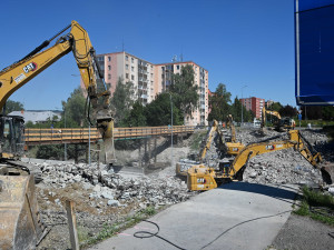 FOTO, VIDEO: Frekventovaný most v Hranicích šel po řadě odkladů konečně k zemi
