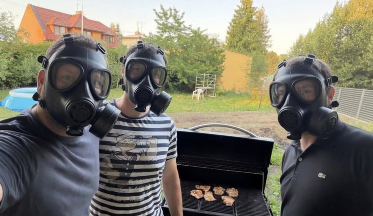 Grilovačka v plynových maskách? Litovel dál vede bitvu s neúnosným smradem