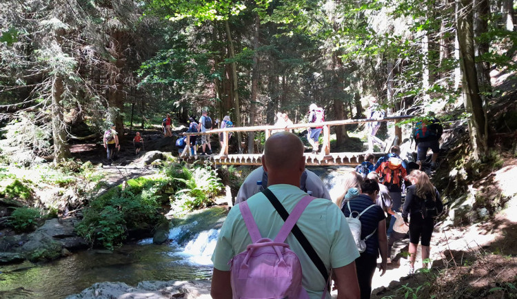 VIDEO: Turista každých 5 vteřin. Nápor v Jeseníkách rozvířil i debatu o zpoplatnění