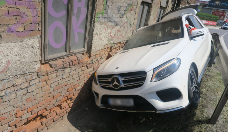 Řidička s Mercedesem nabourala do domu v Libivé. Kvůli únavě z horka
