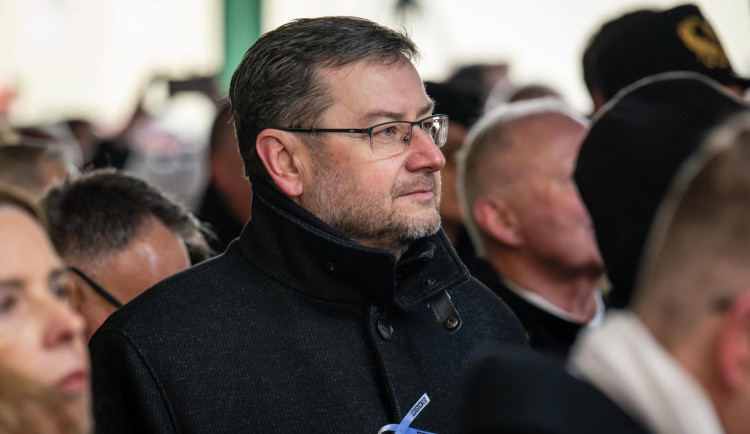 Primátor Karviné Jan Wolf obviněný v korupční fotbalové aféře se vrátil do úřadu