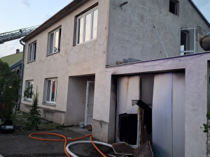 Protiplynový speciál v akci. V Čehovicích hořel rodinný dům, uvnitř byly tlakové lahve