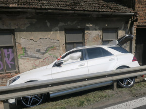 Řidička s Mercedesem nabourala do domu v Libivé. Kvůli únavě z horka