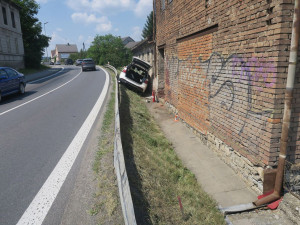 Řidička s Mercedesem nabourala do domu v Libivé. Kvůli únavě z horka