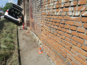 Řidička s Mercedesem nabourala do domu v Libivé. Kvůli únavě z horka