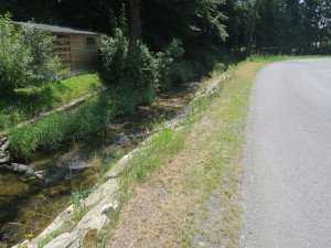 Hlavou se udeřil o kameny v řece. Cyklista se dvěma promile sjel v Oskavě ze silnice