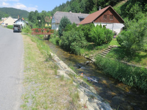 Hlavou se udeřil o kameny v řece. Cyklista se dvěma promile sjel v Oskavě ze silnice