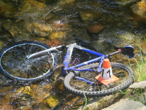 Hlavou se udeřil o kameny v řece. Cyklista se dvěma promile sjel v Oskavě ze silnice