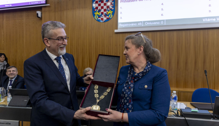 Bývalý primátor Olomouce Miroslav Žbánek symbolicky předává funkci Miroslavě Ferancové (ANO)