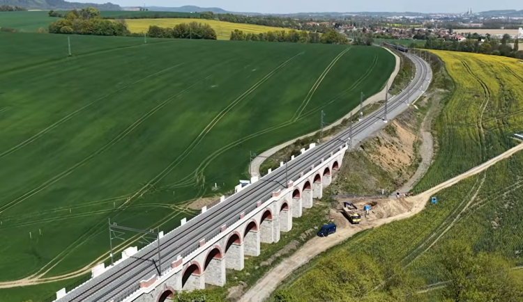 Železnice v oblasti Jezernického viaduktu na Hranicku - ilustrační foto