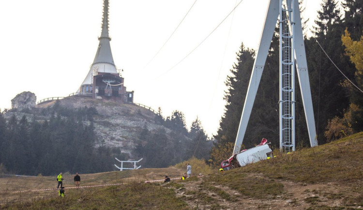 Kvůli pádu lanovky na Ještěd v Liberci jsou obžalováni tři lidé a České dráhy