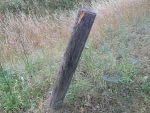 Hrad Brníčko terčem vandala. Ze zábradlí si udělal táborák