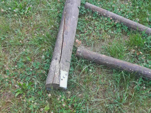Hrad Brníčko terčem vandala. Ze zábradlí si udělal táborák