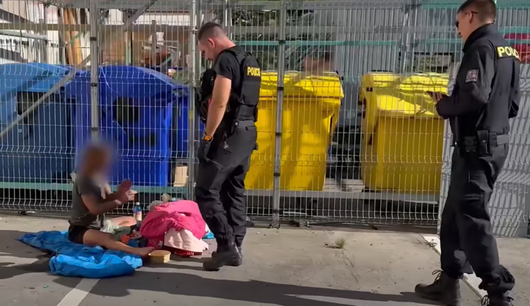 Pražští policisté při akci Prostor zasáhli proti pouliční kriminalitě