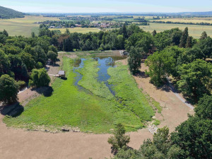 Lodičky a překvapení v Dračí jeskyni. Otevření revitalizovaného parku v Čechách pod Kosířem se blíží