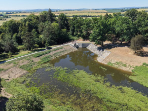 Lodičky a překvapení v Dračí jeskyni. Otevření revitalizovaného parku v Čechách pod Kosířem se blíží