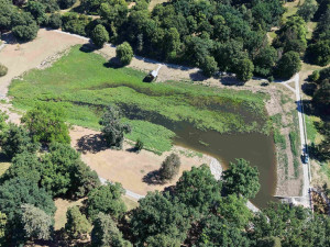 Lodičky a překvapení v Dračí jeskyni. Otevření revitalizovaného parku v Čechách pod Kosířem se blíží
