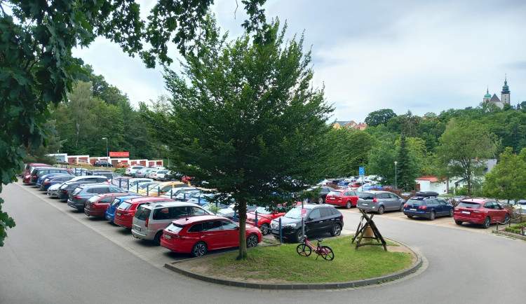 Parkování v Jihlavě XXXVIII.: Návštěvníci zoo mohou nechat své auto také v okolí