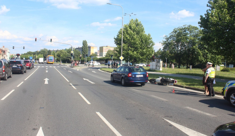 Řidička na Velkomoravské přehlédla motorkáře a srazila ho. Policie hledá svědky