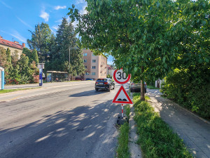VIDEO: Vlnobití na silnici. Polskou ulici v Olomouci čeká reklamační oprava