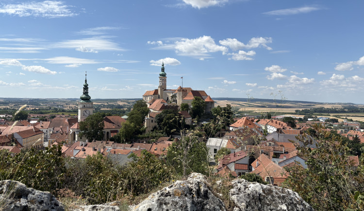 FOTO: Historie, kavárny i výhledy. Mikulov v létě umí okouzlit