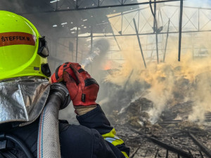 V Moravičanech hoří balíky sena a slámy. Hasiči v kraji bojují i s dalšími požáry