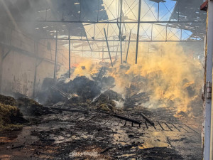 V Moravičanech hoří balíky sena a slámy. Hasiči v kraji bojují i s dalšími požáry