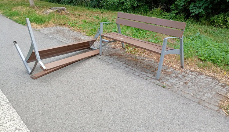 Víte, kdo zničil lavičky v parku? Náměstek olomoucké hejtmanky nabízí finanční odměnu