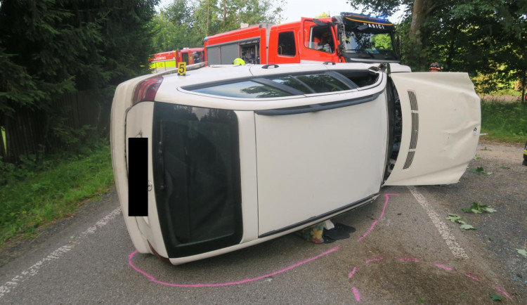 Nehoda, odchod a návrat: Řidič na Jablonecku otočil auto na bok, nadýchal přes 3 promile
