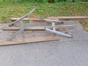 Víte, kdo zničil lavičky v parku? Náměstek olomoucké hejtmanky nabízí finanční odměnu