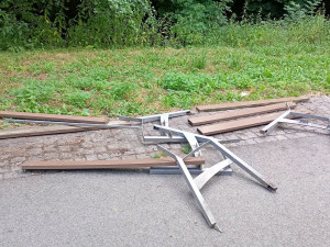 Víte, kdo zničil lavičky v parku? Náměstek olomoucké hejtmanky nabízí finanční odměnu