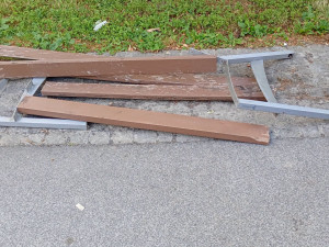 Víte, kdo zničil lavičky v parku? Náměstek olomoucké hejtmanky nabízí finanční odměnu