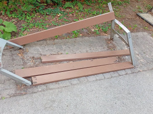 Víte, kdo zničil lavičky v parku? Náměstek olomoucké hejtmanky nabízí finanční odměnu