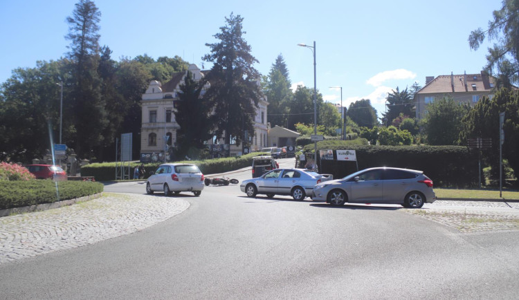 Srazila motorkáře na kruháči v Turnově bílá Octavia nebo ne? Policie hledá svědky