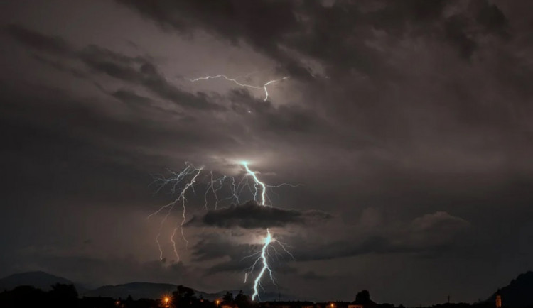 Meteorologové vydali výstrahu před velmi silnými bouřkami. Hrozí dnes do 22 hodin