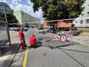 Kráter na sídlišti v Přerově. Kvůli kanalizaci se propadla silnice