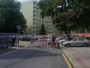 Kráter na sídlišti v Přerově. Kvůli kanalizaci se propadla silnice